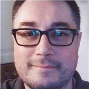 Programmatore informatico impartisce lezioni di informatica e programmazione
